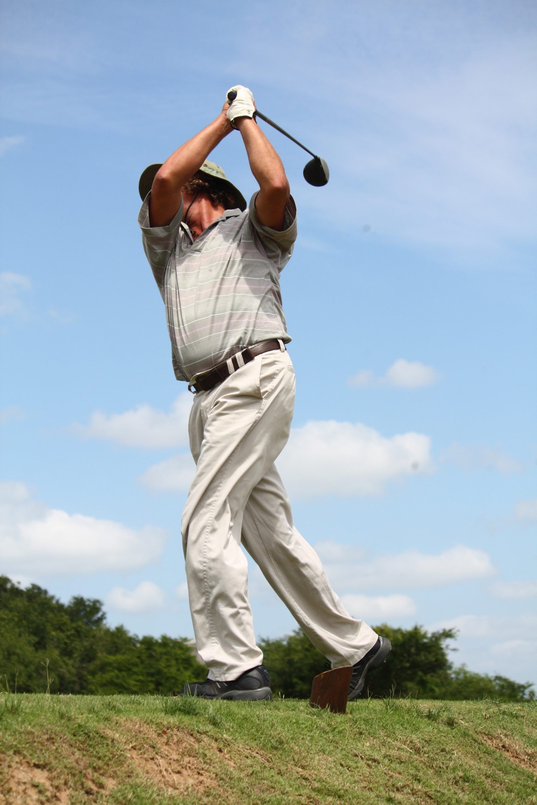 man playing golf image Bioflex laser practitioner at Karen J Millers chiropractic